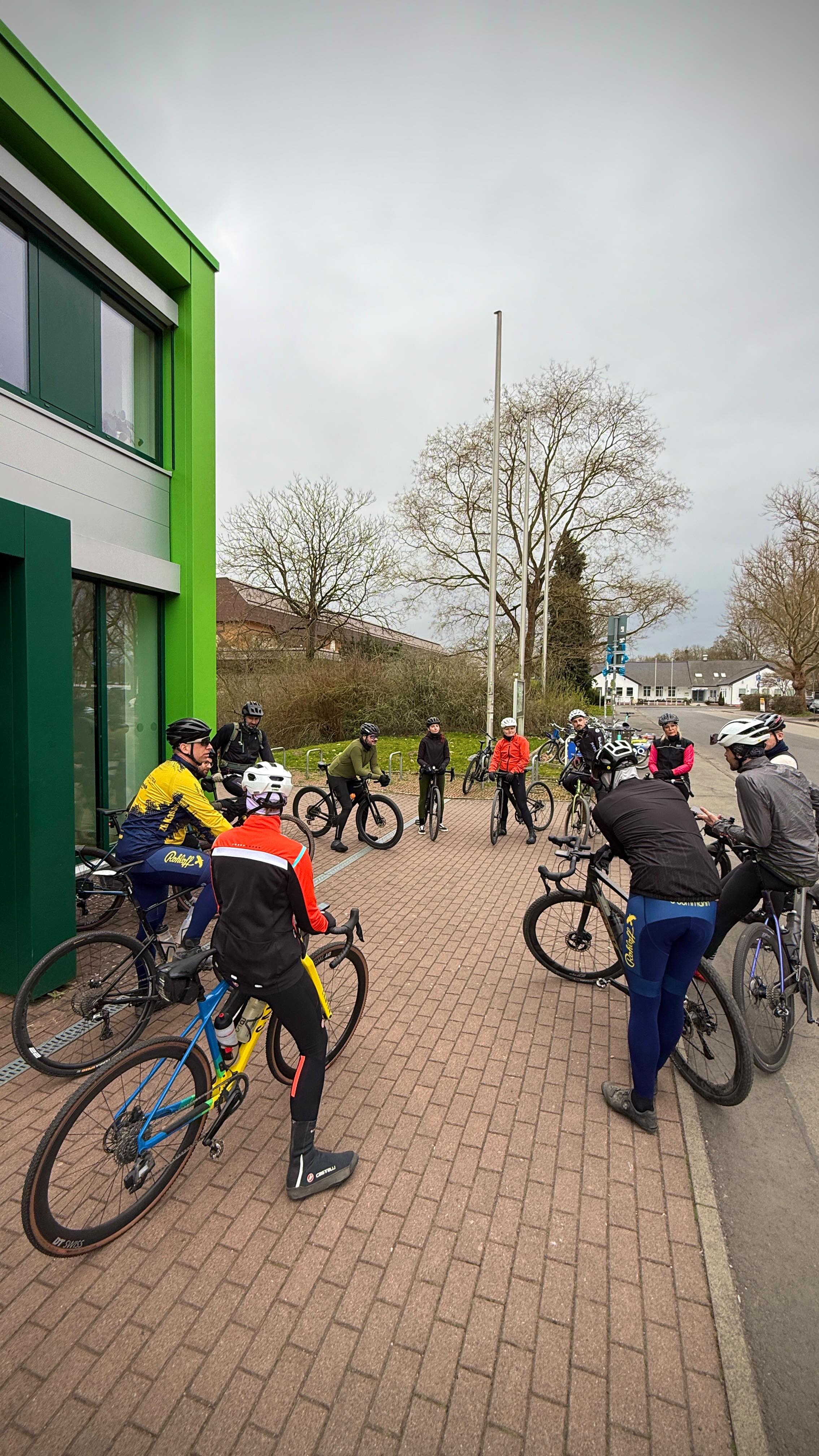 Trotz des eher kühlen und windigen Wetters war unsere Rookie Ride heute super besucht. Vielen Dank an alle die dabei waren! Wir hoffen ihr hattet Spaß.
Am Mittwoch den 2.4. startet unser Feierabend Gravel. Treffpunkt und Route bekommt ihr einen Tag vorab per Mail und hier über die Story.