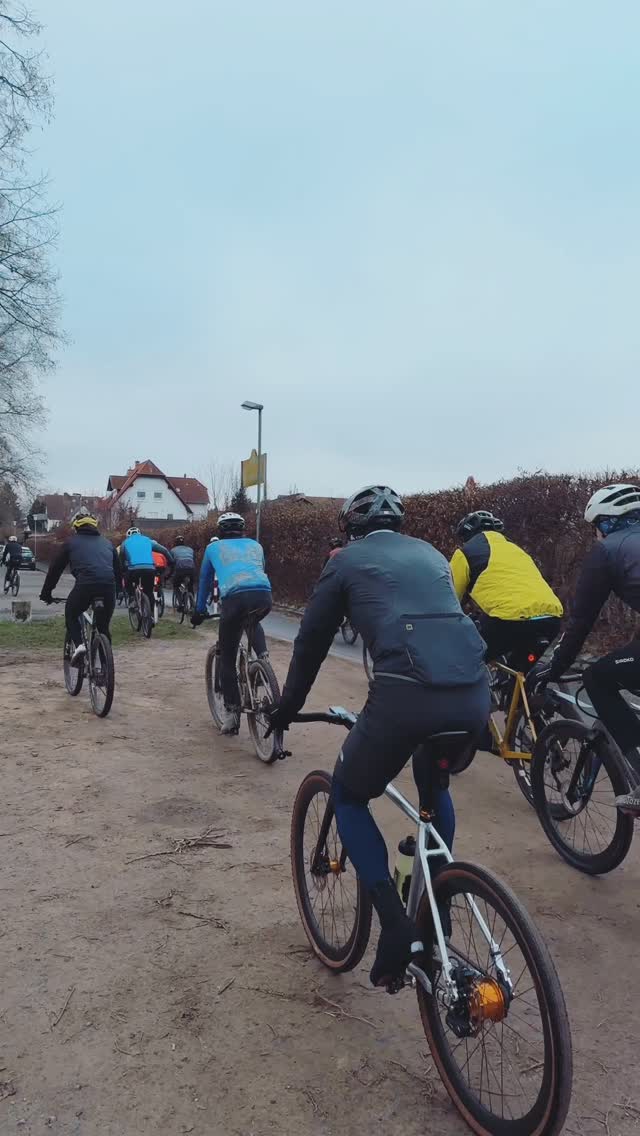 Vielen lieben Dank für das schöne Gravel-Jahr!
Wir freuen uns auf ein tolles 2026 mit euch!
Kommt gut rein!
Euer La Forêt Team