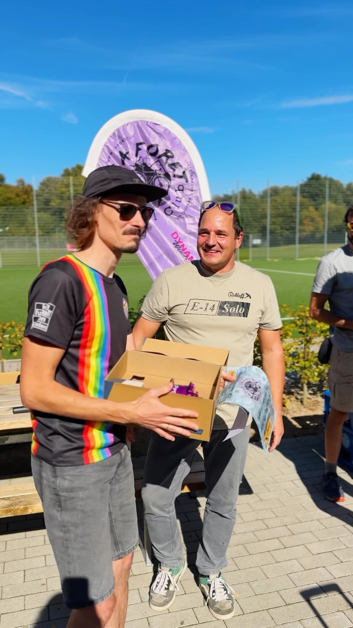Heute haben wir die TOUR DE FORÊT 2026 krönend abgeschlossen. Bei bestem Wetter sind wir eine Runde gefahren, haben leckere vegane Dönerbox von @flowfood.bike gegessen und im Anschluss die SiegerInnen mit mega schicken Pokalen von @_rohloff_ geehrt. Im Anschluss durften wir dank unserer lieben Sponsoren tolle Preise verlosen.

Danke für Preise von:

@radsport.bornmann 
@melawear 
@ciclista_ciclista 
@stoxenergy 
@abus_cycling 
@sunsetsports_official 
_______

Besonderer Dank geht an:

@_rohloff_ 
@toutterrain 
@pedalwerk.baunatal 
fürs Sponsoring des Hauptpreises. 
Der Gewinner durfte sich über ein hochwertiges Komplettrad freuen!
____

Ein weiteres großes Dankeschön geht an @dynamowindrad 
Wir sind richtig froh bei euch zu sein!
____

Wir sind echt baff was für eine große und tolle Community wir haben und freuen uns auf viele weitere Saisons mit euch!

❤️❤️❤️ euer La Forêt Team

___

Video: @tkvideographie
