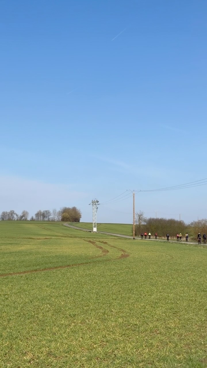 Bei strahlender Sonne, aber noch in lang/lang verabschieden wir uns mit dem letzten Wintergravel von der Offseason und freuen uns auf den Start der dritten Tour de Forêt in knapp zwei Wochen…