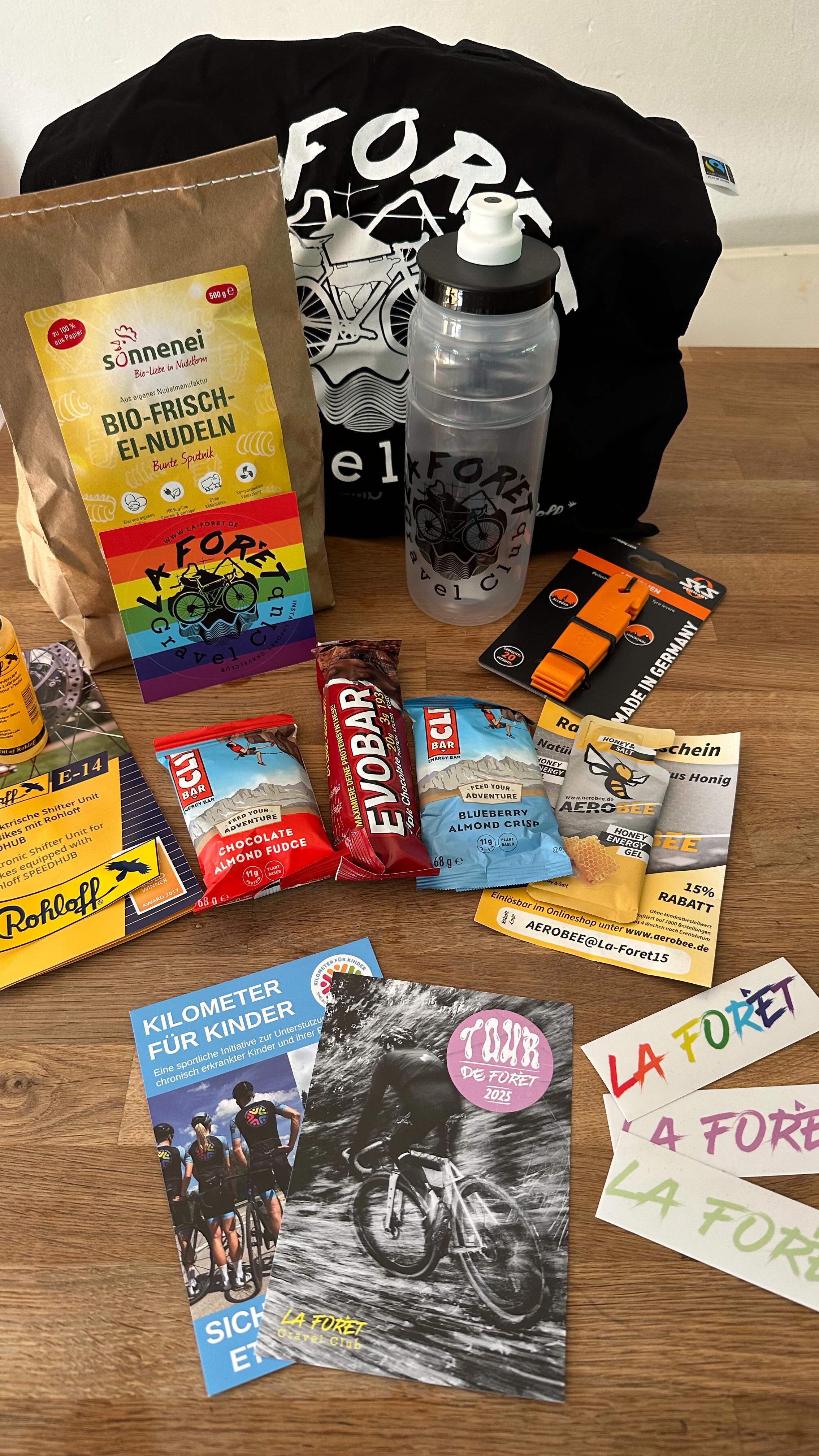 Er ist endlich ready, der Starterbeutel für unsere „Tour de Forêt“ Die ersten 250 Zahlungseingänge erhalten diesen tollen Beutel. 
Wo genau ihr den Beutel abholen könnt, teilen wir euch noch per E-Mail mit. 
Danke an alle Sponsoren und Unterstützer!
@radsport.bornmann @wild_wood_gallery_store @_rohloff_ @dynamowindrad 
@evosportsfuel.de @sportimportgmbh @sks_germany @mustergefluegelhof @aerobee_energy @laforet_gravelclub