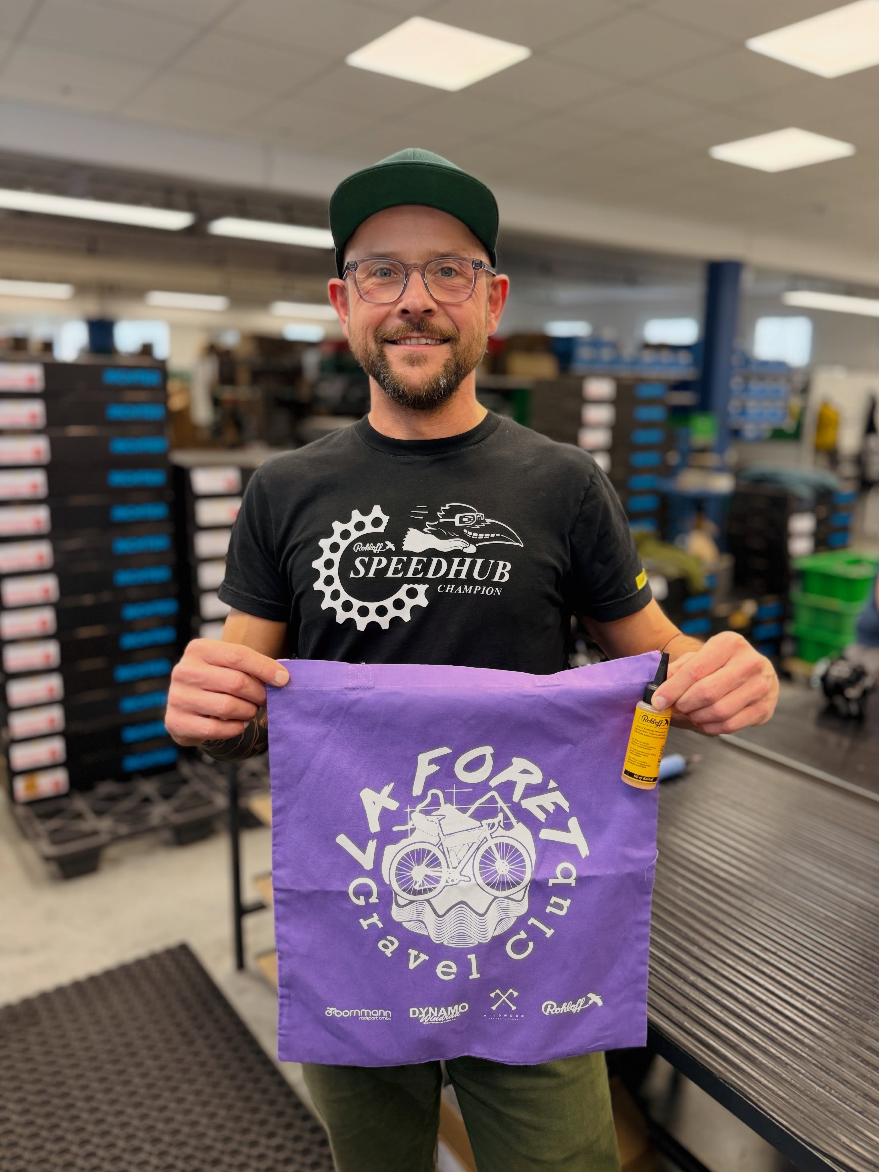 Wir freuen uns, dass uns auch in diesem Jahr die Firma @_rohloff_  aus Fuldatal wieder als Hauptsponsor unterstützt.
In eurem Startbeutel der Tour de Forêt findet ihr ein Fläschchen Kettenöl und vielleicht gibt’s auch wieder eine „Kleinigkeit“ bei der Verlosung beim Abschlussevent. 
Vielen lieben Dank! ❤️
——————

Präzision, Qualität, Langlebigkeit – Rohloff AG

Seit über 35 Jahren steht Rohloff für innovative Schalttechnologie „Made in Germany“. Mit der legendären Rohloff SPEEDHUB 500/14 setzen wir Maßstäbe in Sachen Haltbarkeit, Effizienz und Fahrspaß – ob auf Weltreisen, im Alltag oder im Gelände.

Elektronische Präzision. Mechanische Perfektion. Rohloff.
