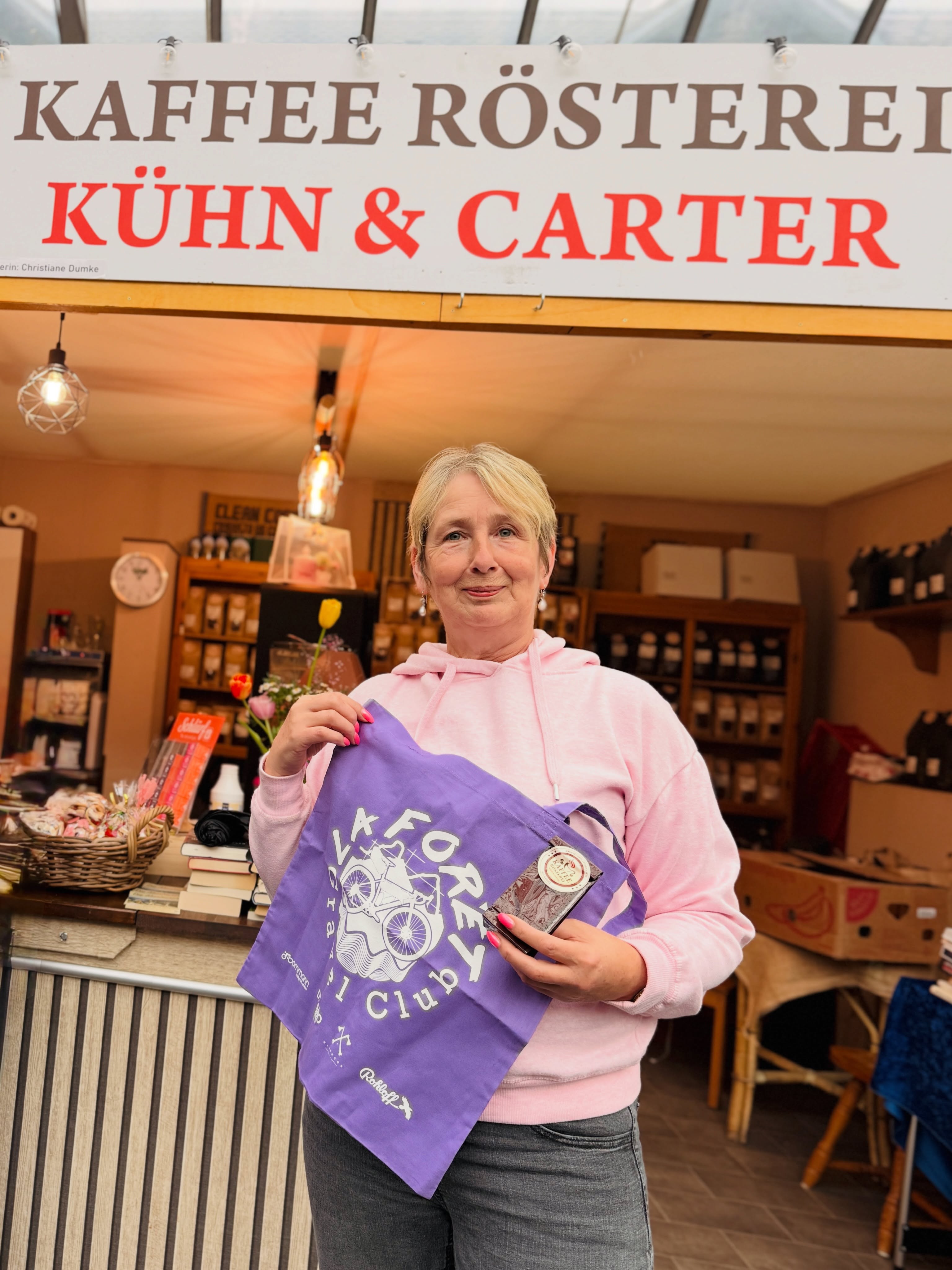 Ein Teil von euch findet im Startbeutel der diesjährigen Tour de Forêt ein Päckchen Kaffee von der Rösterei Kühn & Carter. Wenn ihr Nachschub braucht, schaut mal in der Markthalle Kassel vorbei!
Vielen lieben Dank an Christiane für‘s Sponsoring! ☕️❤️