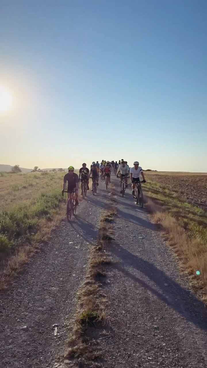 Gestern waren wir nach dem FEIERABEND GRAVEL im Open Air Kino und haben uns @samesun.film angeschaut.
Vielen Dank an @wiebkelueh für den tollen Film!
Auch ein lieber Dank ans @kulturhausdock4 dass wir unsere Räder sicher bei euch unterstellen durften!