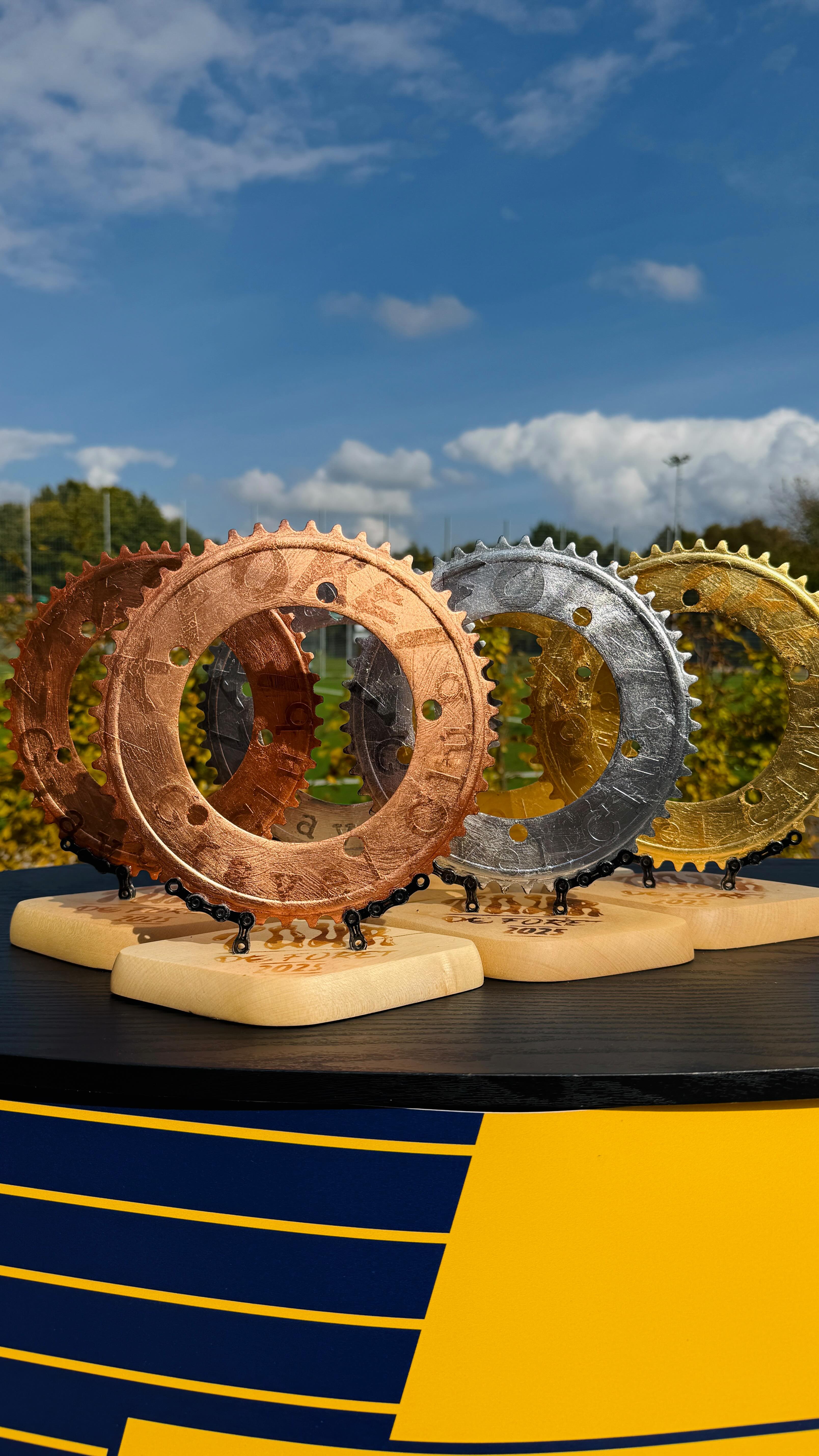 Wir haben gestern die Sonne noch mal rausgeholt, um mit euch das Abschlussevent der Tour de Forêt 2025 zu feiern. Vielen Dank an alle die da waren. Vielen Dank an unsere Hauptsponsoren @_rohloff_ und @radsport.bornmann für eure Unterstützung und ganz herzlichen Dank an @dynamowindrad das wir bei euch sein durften! 
Ganz herzlichen Dank auch an @melawear @mustergefluegelhof @aevor @fahrradhofkassel @wild_wood_gallery_store für die Unterstützung!
———
Hier sind die Platzierungen der TdF 25:
Overall weiblich:
🥇Nora Battermann
🥈Dorothea Hopfmüller
🥉Nora Schütze
Overall männlich:
🥇Hans Langendörfer
🥈John Cuellar
🥉Daniel Eichwalder
AK2 weiblich:
🥇Dorothea Hopfmüller
🥈Nadja Diemunsch
🥉Lisa-Maria Schmidt
AK2 Männlich:
🥇Hans Langendörfer
🥈John Cuellar
🥉Daniel Eichwalder
AK3 weiblich:
🥇Nora Battermann
🥈Nora Schütze
🥉Yvonne Keldenich
AK3 männlich:
🥇Max Moog
🥈Max Kipp
🥉Patrick Halbach
AK4 weiblich:
🥇Lena Hilbich
🥈-
🥉-
AK4 männlich:
🥇 Matthias Fern
🥈Christian Wiechmann
🥉Philipp Büssemaker
AK5 weiblich:
🥇Steph Dittschar
🥈Martina Braun
🥉-
AK5 männlich:
🥇Uwe Kramp
🥈Slawomir Chrzesciewski
🥉Andreas Birkefeld
AK6 weiblich:
🥇-
🥈-
🥉-