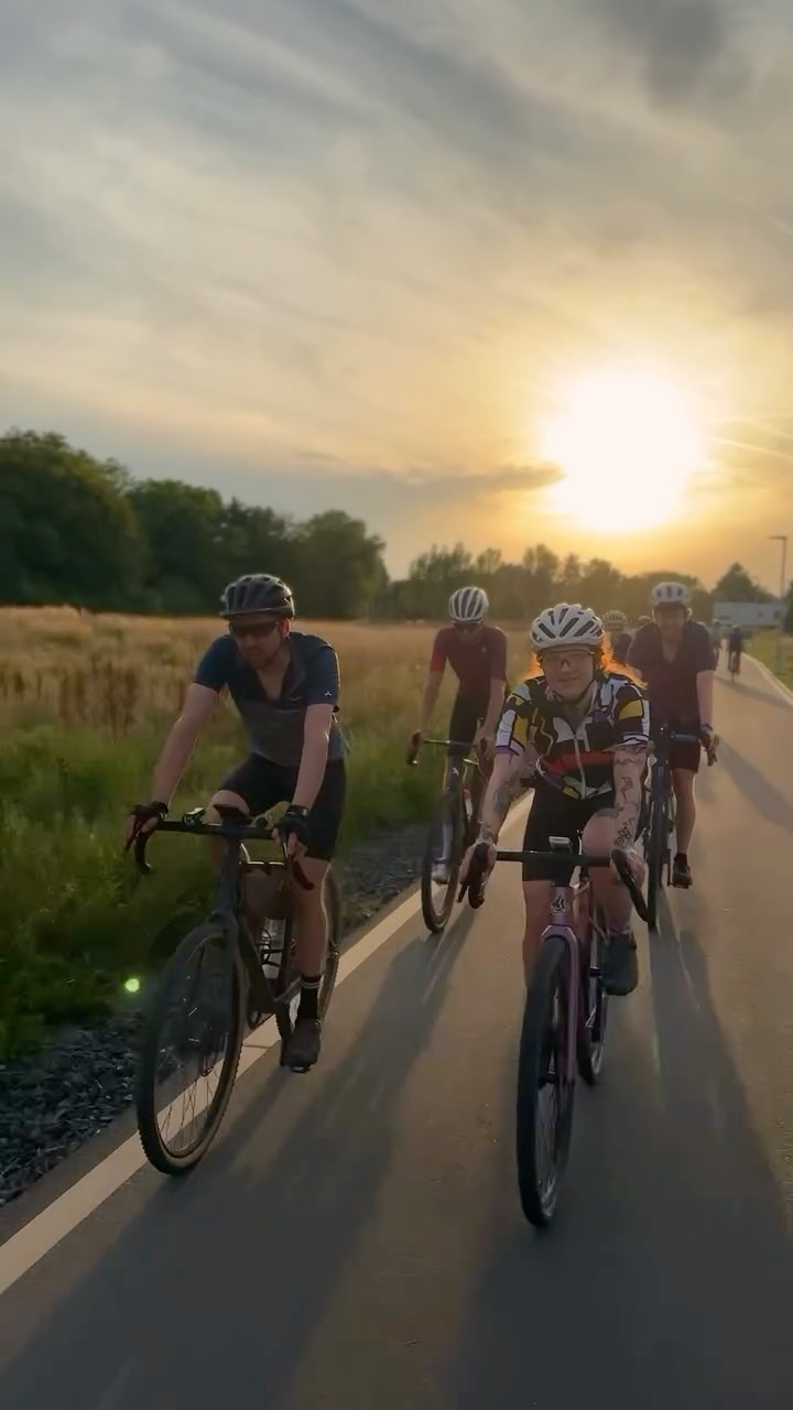 Gestern haben wir zum zweiten Mal einen Sponsoren Ride mit @_rohloff_ veranstaltet. Bei feinstem Wetter sind wir eine gemütliche Runde gegravelt und haben im Anschluss den Abend bei leckeren Drinks, Chili sin Carne und einer sehr interessanten Werksführung ausklingen lassen. 
Vielen lieben Dank an Martin, Kolja, Marco, Fabian und das gesamte Rohloff-Team für den gelungenen Abend und für eure Unterstützung!

Video 🤳: @tkvideographie